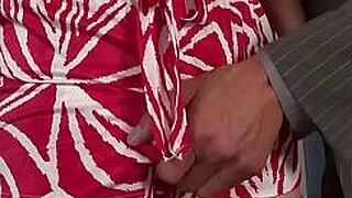 日本熟女RiriSU Ayaka在享受了一次激情四射的亚洲口交后，被狠狠地操了。