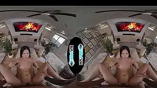 WETVR Küçük Göğüslü Asyalı LuLu Chu Büyük VR Penis Üzerinde Seks Yapıyor