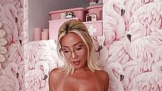 Büyük göğüslü Asyalı MILF Jennie Rose, striptiz seansından önce ateşli pozlar veriyor.